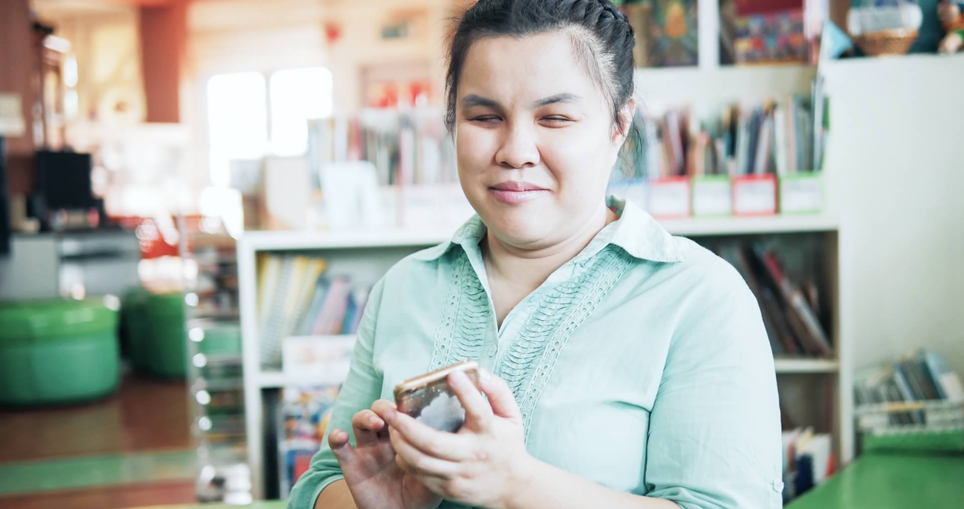 Mujer con ceguera utilizando el móvil