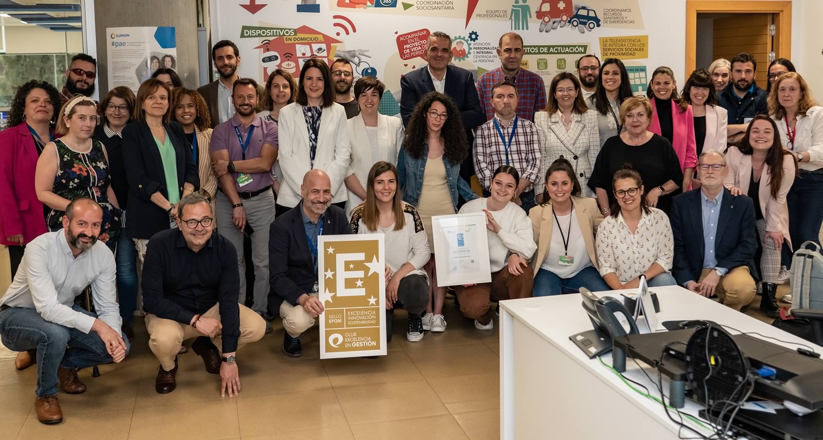 El equipo de ILUNION Sociosanitario reunido mostrando el sello EFQM 400 obtenido