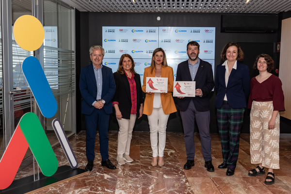 Imagen de la entrega del reconocimiento CRECE a ILUNION
