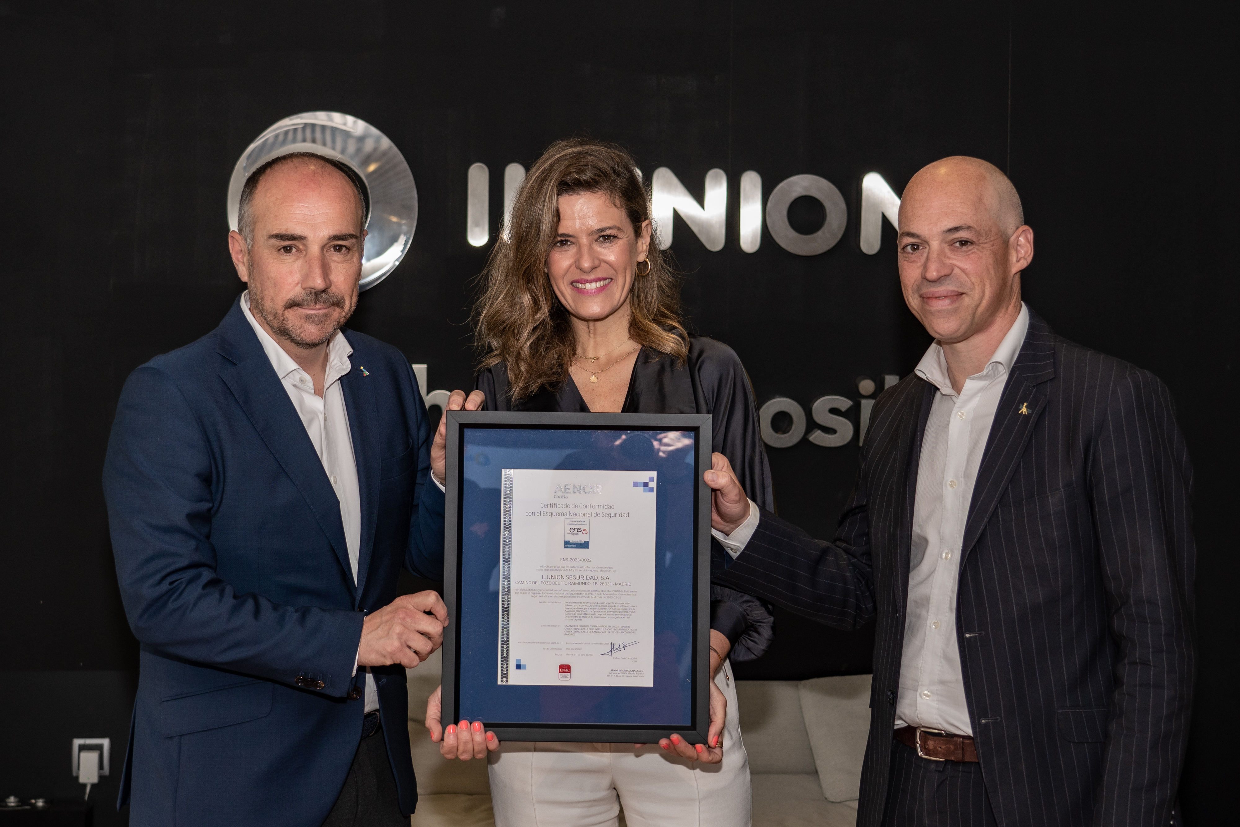 Fotografía de la entrega de la certificación. De izquierda a derecha: Jaime Calzado, director general de ILUNION Facility Services; Mónica Barroso, directora de la Región Centro de AENOR; y Juan Manuel Caballero CIO de ILUNION.