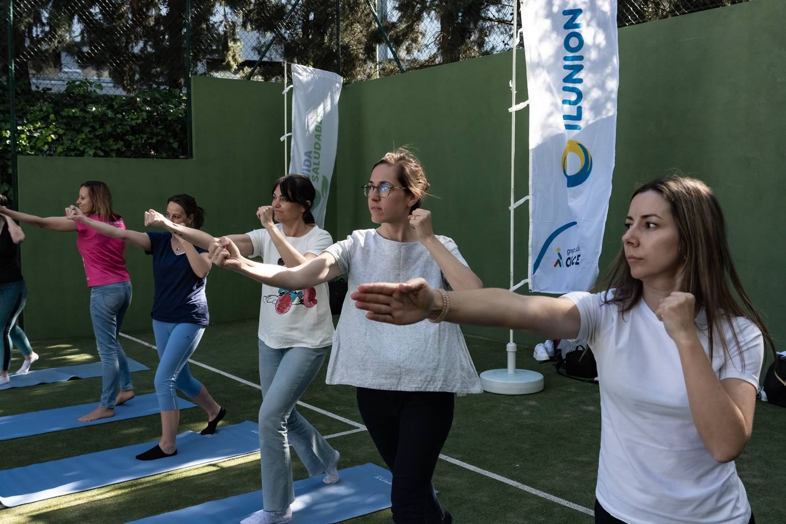 ILUNION Semana de la salud. Trabajadoras de ILUNION realizando ejercicios en pista al aire libre