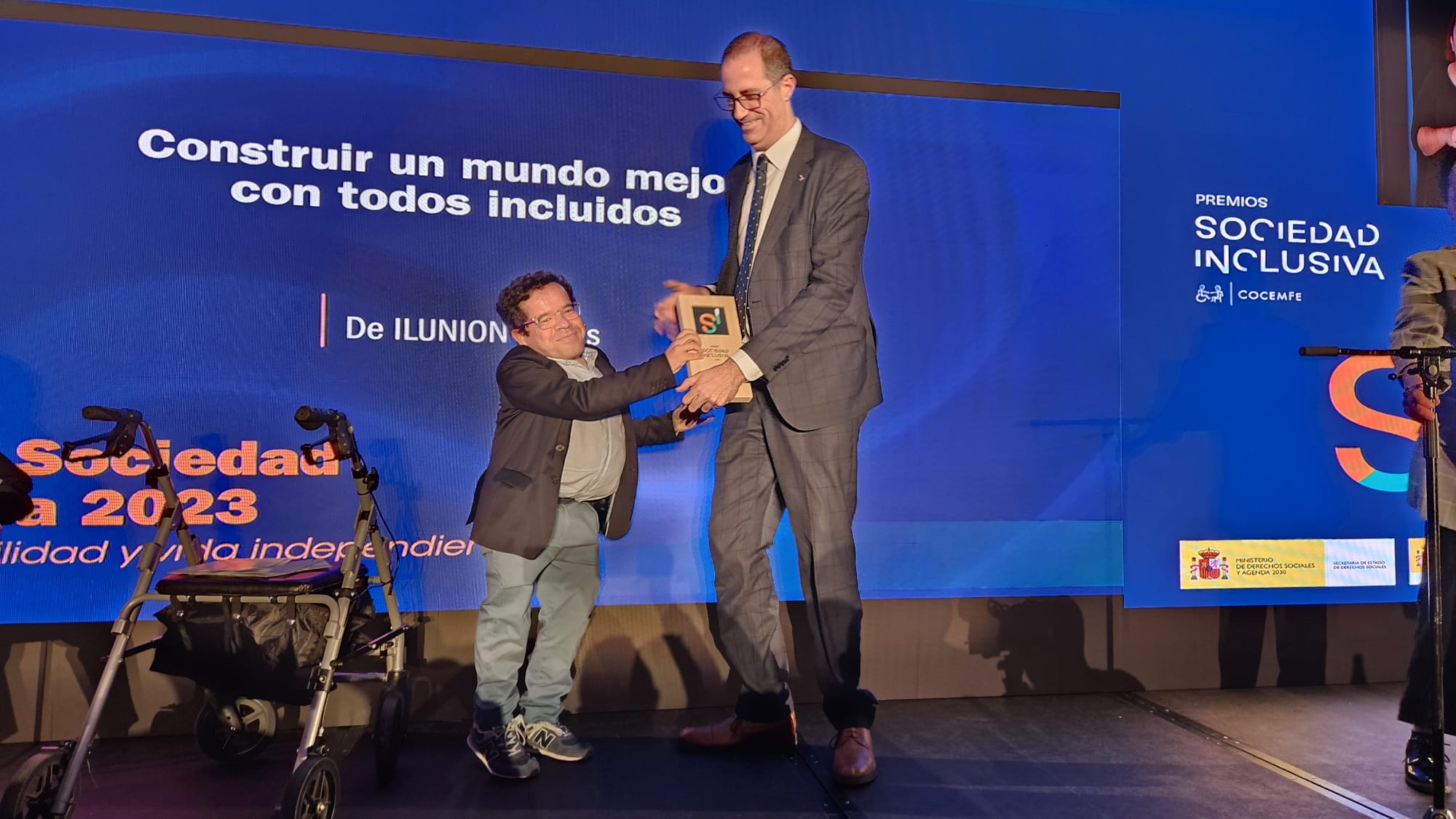Fotografía de la entrega del Premio COCEMFE a ILUNION Hotels