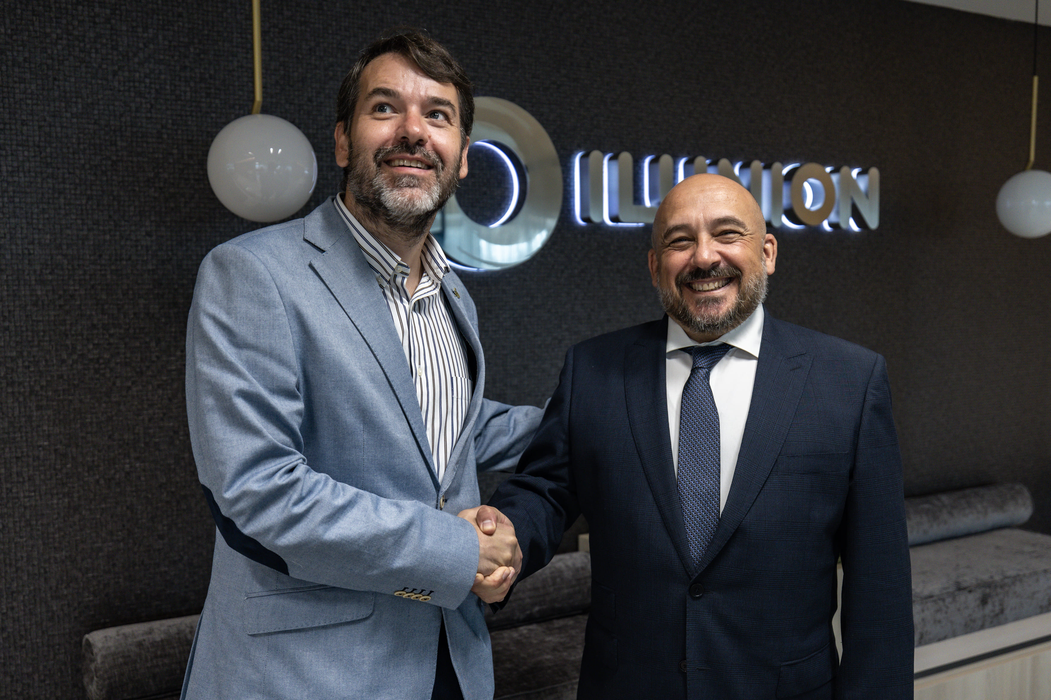fotografía en la que aparecen Alejandro Fernández, director corporativo de Estrategia e Innovación de ILUNION, y Javier Valbuena, presidente de la Fundación Pondera.