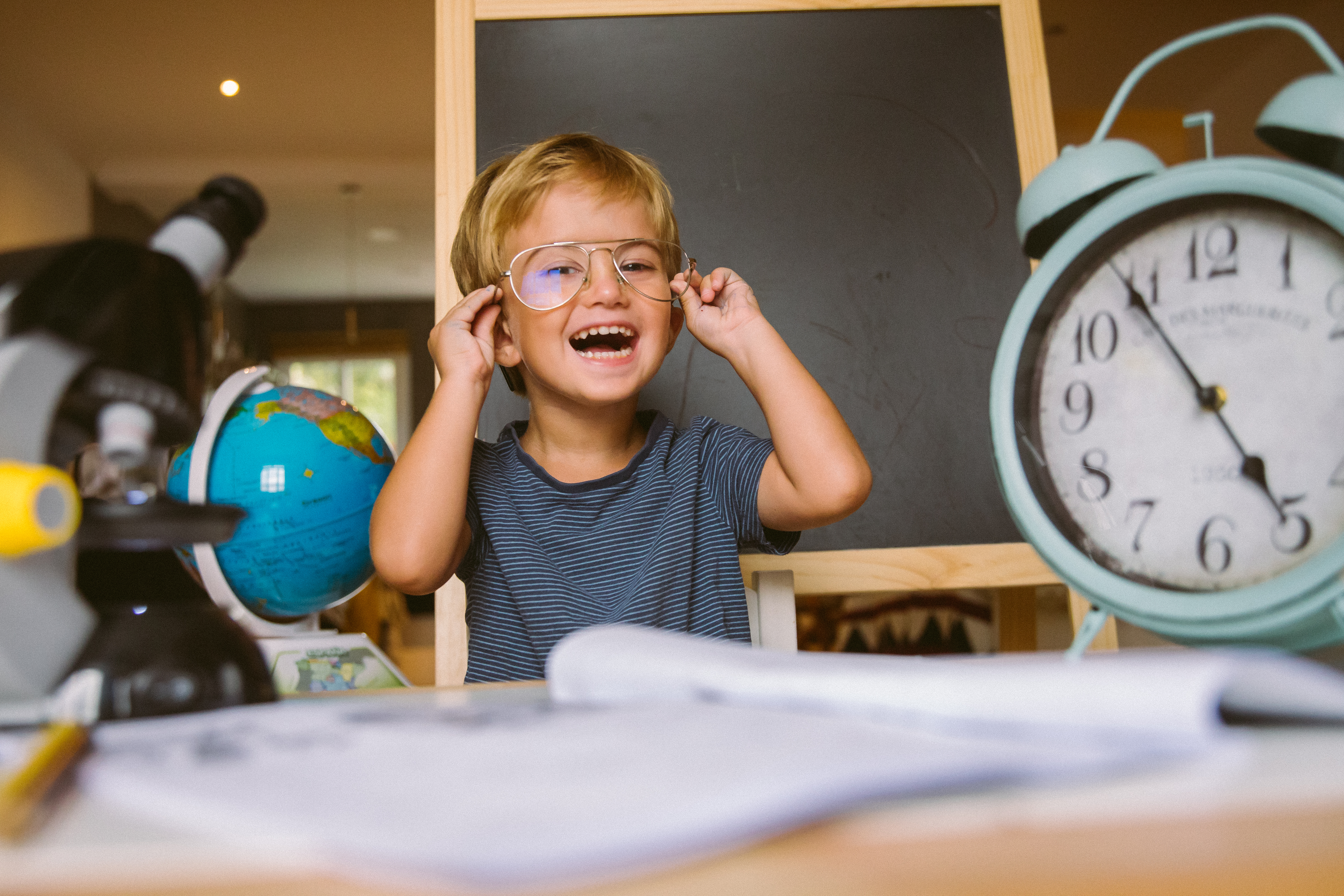 niño contento con la vuelta al cole