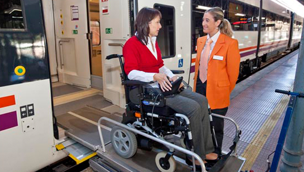 Imagen de usuaria con silla de ruedas en una plataforma accesible para el tren