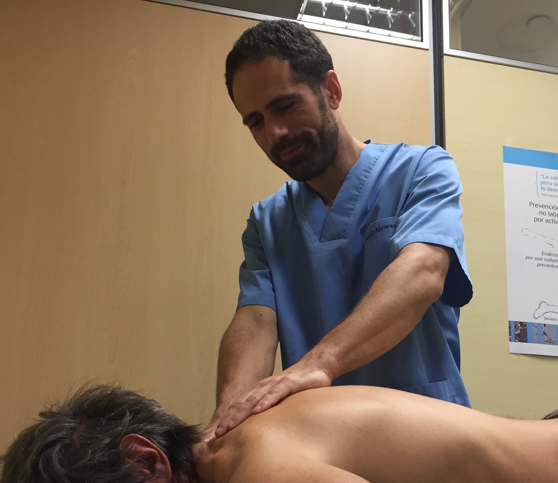 El fisioterapeuta, Sergio Álvarez,tratando a un paciente