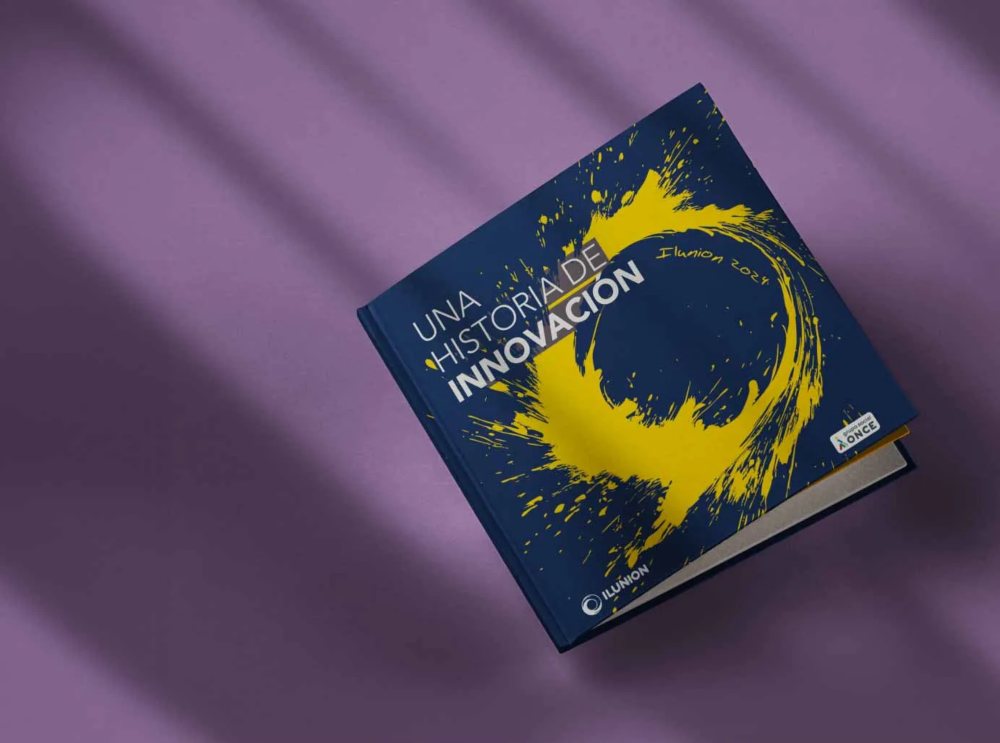 Portada de un libro de color azul oscuro sobre un fondo violeta. En la cubierta aparece un gran trazo circular amarillo y el título “Una historia de innovación”. En la parte inferior se observan los logotipos de ILUNION y Fundación ONCE. La imagen representa una publicación relacionada con la innovación y la transformación organizacional.