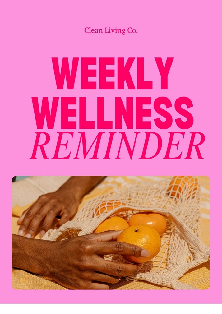 Clean Living Co. Weekly Wellness Reminder sobre fondo rosa; manos colocando naranjas en una bolsa de red reutilizable.
