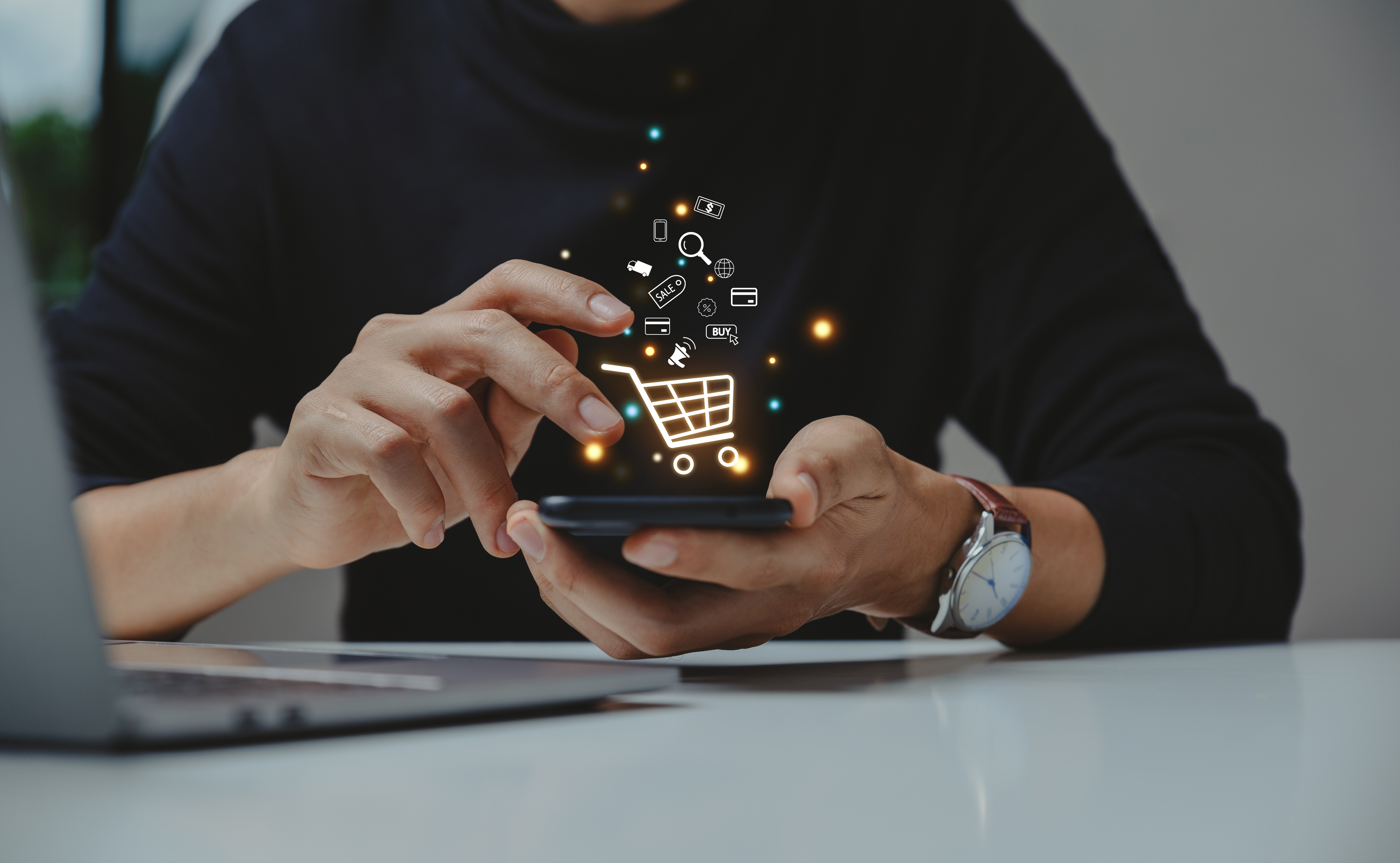 Persona comprando a través del móvil y salen iconos del móvil