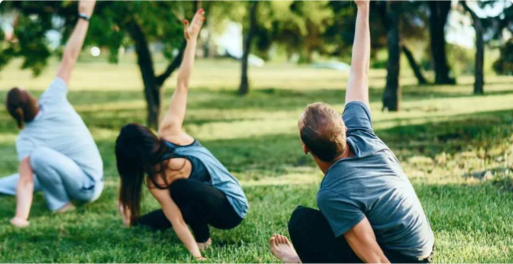 jóvenes haciendo ejercicio en un parque