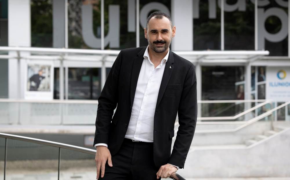 Héctor Álvarez, director comercial de la correduría de seguros, con el fondo de la Torre ILUNION