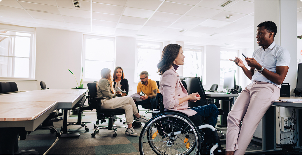 Personas trabajando en una oficina. una chica en silla de ruedas