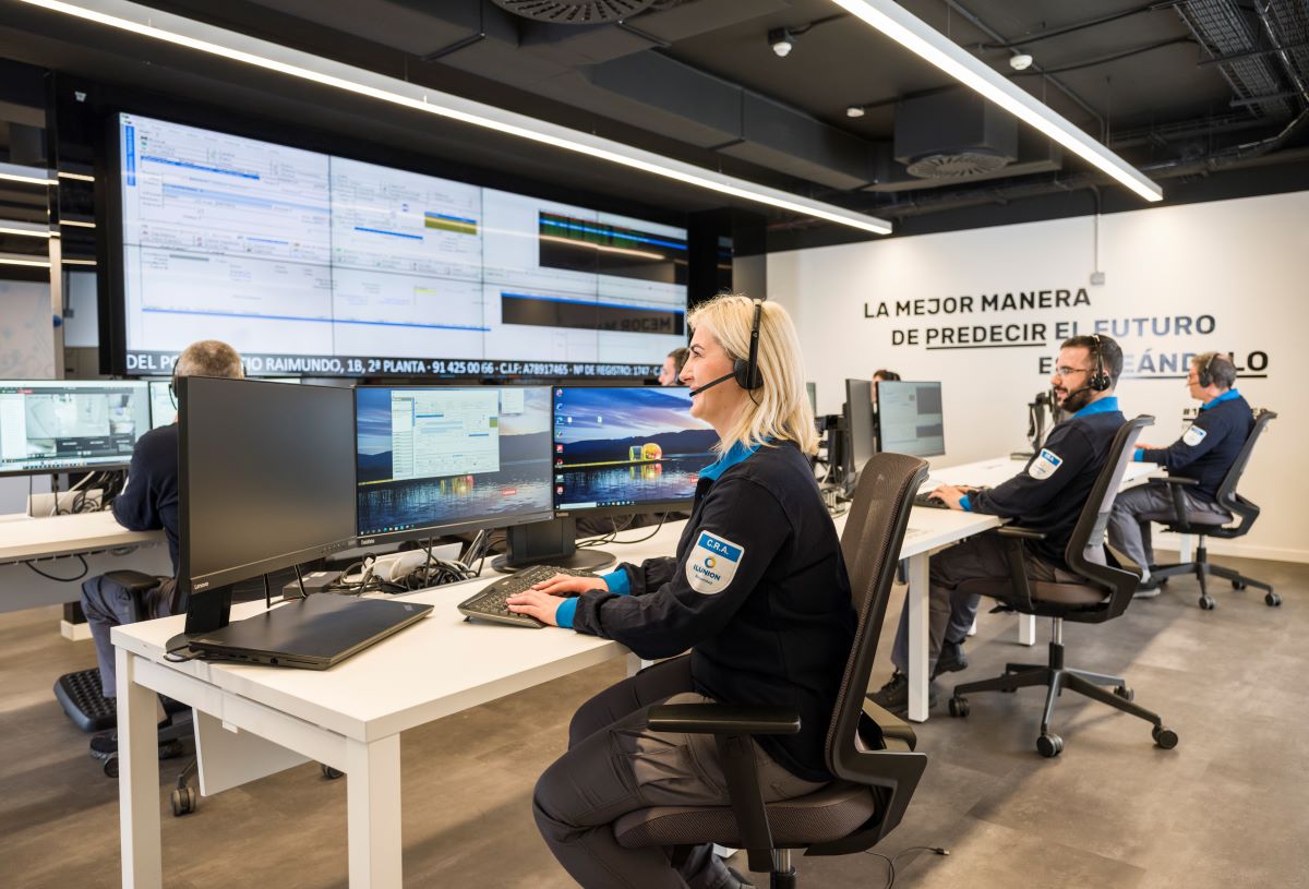 Varios profesionales de ILUNION Seguridad en la nueva sede