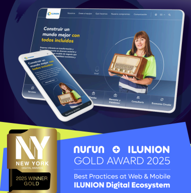 Montaje con un pantallazo de la web de ILUNION y el sello del premio concedido a ILUNION en los NY Digital Awards 2025