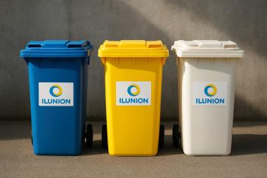 Tres cubos de reciclaje, azul, amarillo y blanco, cada uno de ellos con el logotipo de ILUNION