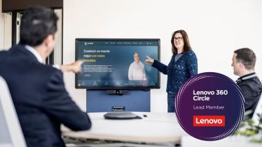 Fotografía de dos hombres y una mujer, frente a una gran pantalla con la web de ILUNION. En la parte inferior derecha, el sello del nivel Lead de Lenovo Circle 360