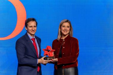 La CEO-Directora General de ILUNION Contact Center-BPO, Susana Sánchez, en el momento de recoger el Premio Excelente