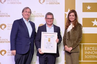 El director general de ILUNION VidaSénior, Cristóbal Cuevas, posa junto a dos responsables del Club de Excelencia en Gestión con el Sello EFQM 600 