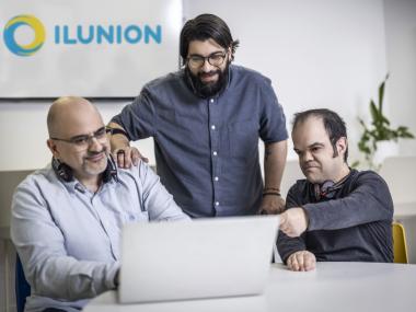 Tres trabajadores de ILUNION Contact Center en una formación