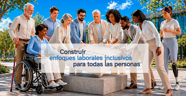 Imagen de un grupo de personas de distinto género, edad y raza alrededor de un lema en el que se lee 'construir enfoques laborales inclusivos para todas las personas'