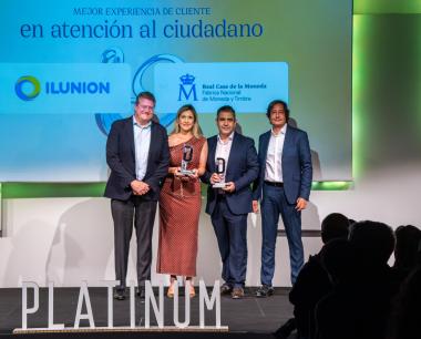 La CEO de ILUNION Contact Center recoge el Platinum Customer Experience Awards a la Mejor Experiencia de Cliente en Atención al Ciudadano, por su servicio de atención al ciudadano para la Fábrica Nacional de Moneda y Timbre 