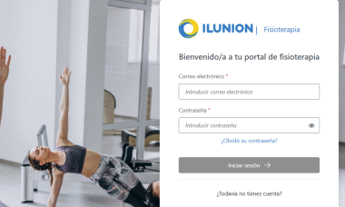 Personas adultas realizan ejercicios de estiramiento y equilibrio sobre colchonetas en una sala luminosa, mientras en el lateral aparece la pantalla de acceso al portal de fisioterapia de ILUNION con campos de correo y contraseña.