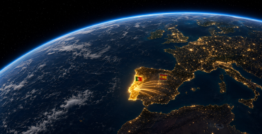Vista nocturna de la Tierra desde el espacio con Europa iluminada; Portugal y España resaltan con banderas y líneas de conexión.