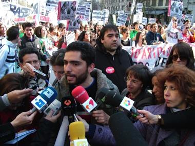 Un grupo de periodistas, entre ellos, la autora de este post, Vicky Bendito, grabando declaraciones de un personaje público durante una manifestación
