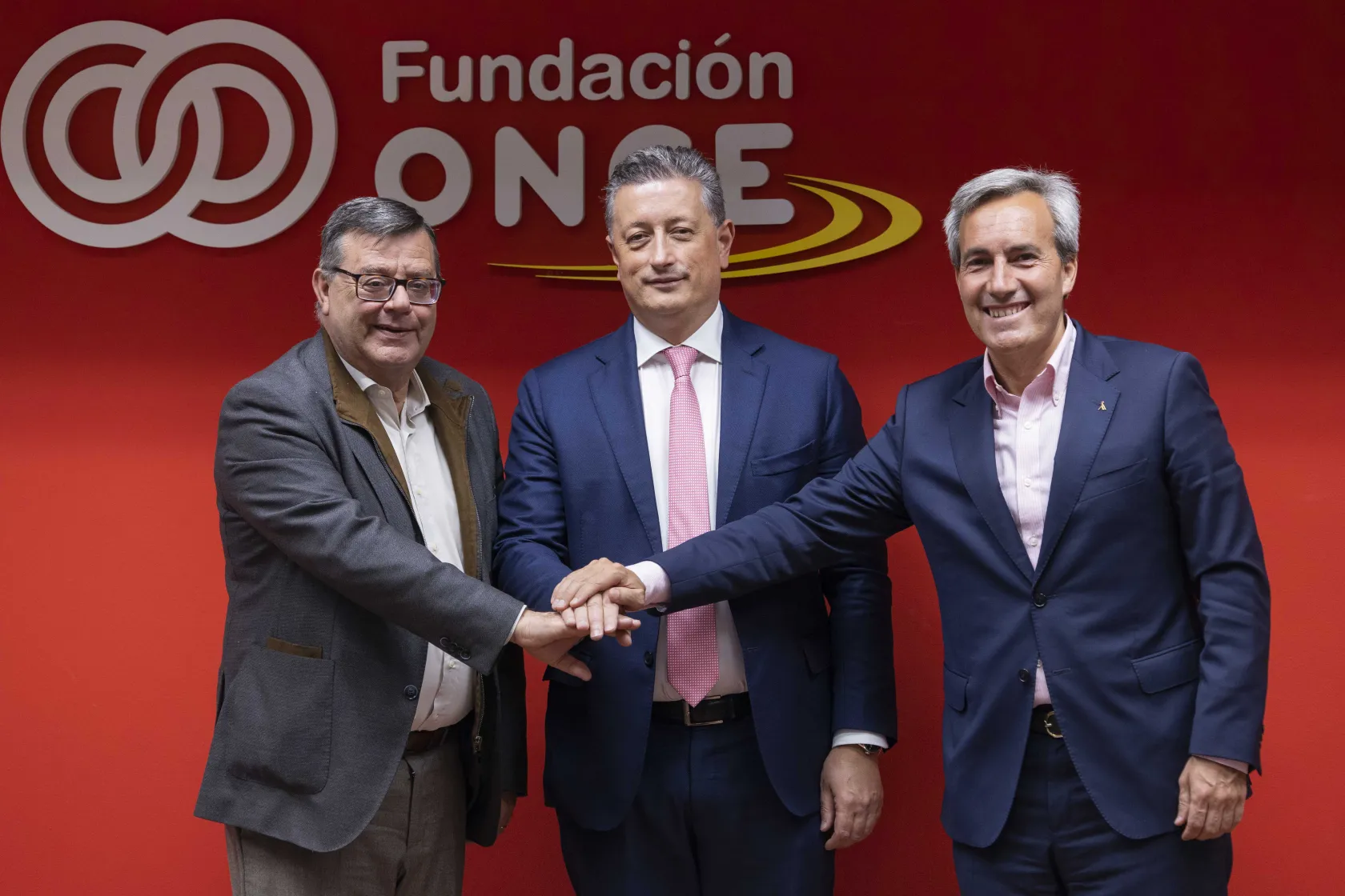Foto en la que aparecen José Luis Martínez Donoso, director general de Fundación ONCE; Alberto Martín, director general de la Congregación Hermanas Hospitalarias, y Alejandro Oñoro, consejero delegado de ILUNION