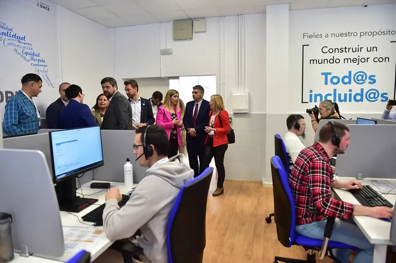 Foto de la inauguración del Centro Atención el Cliente