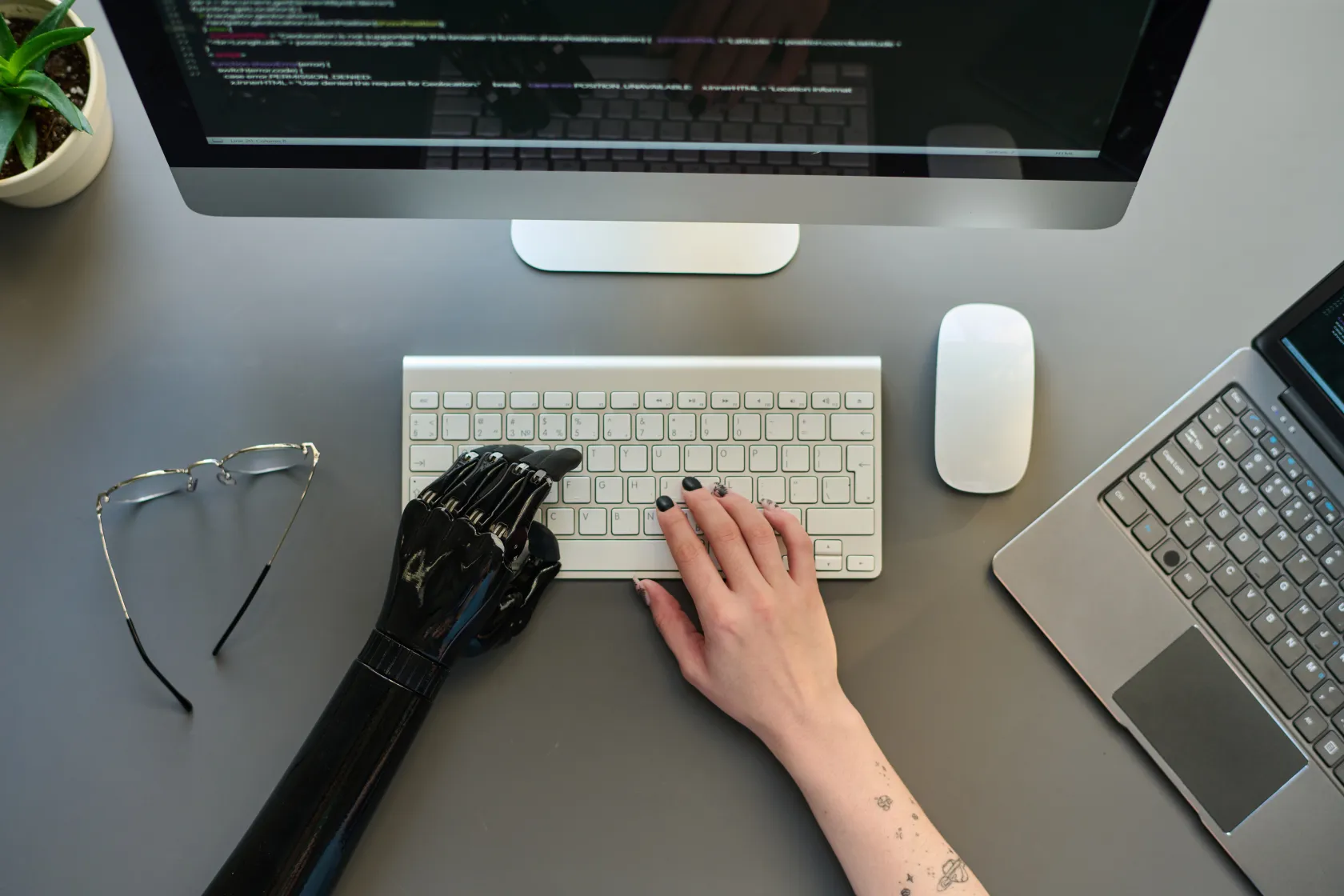 mano con discapacidad en un teclado de ordenador