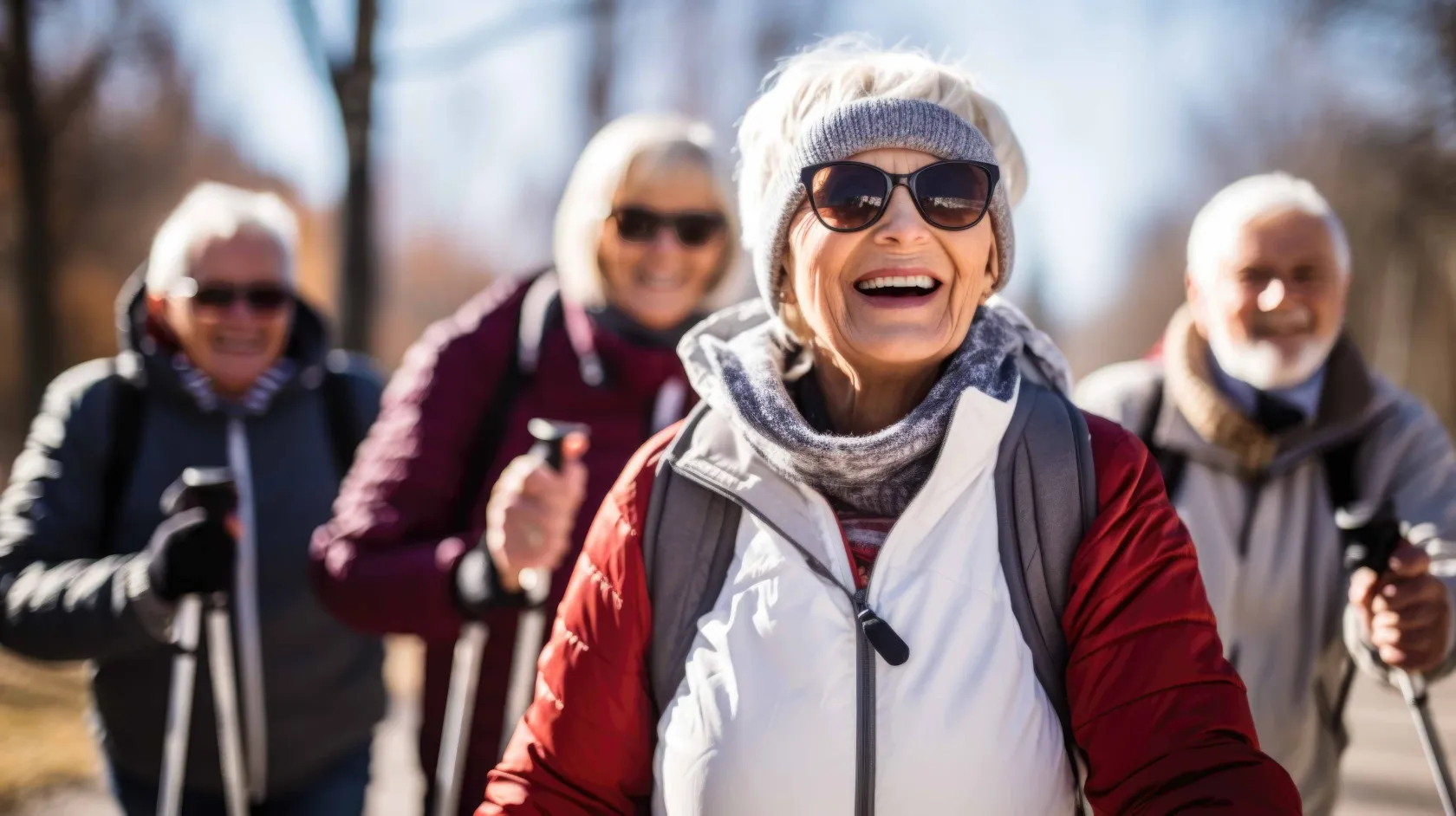personas mayores marcha nórdica