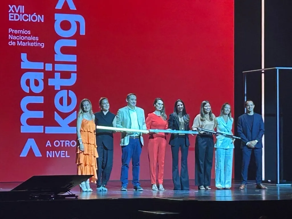 Momento de la entrega del Premio de la Asociación de Marketing a ILUNION