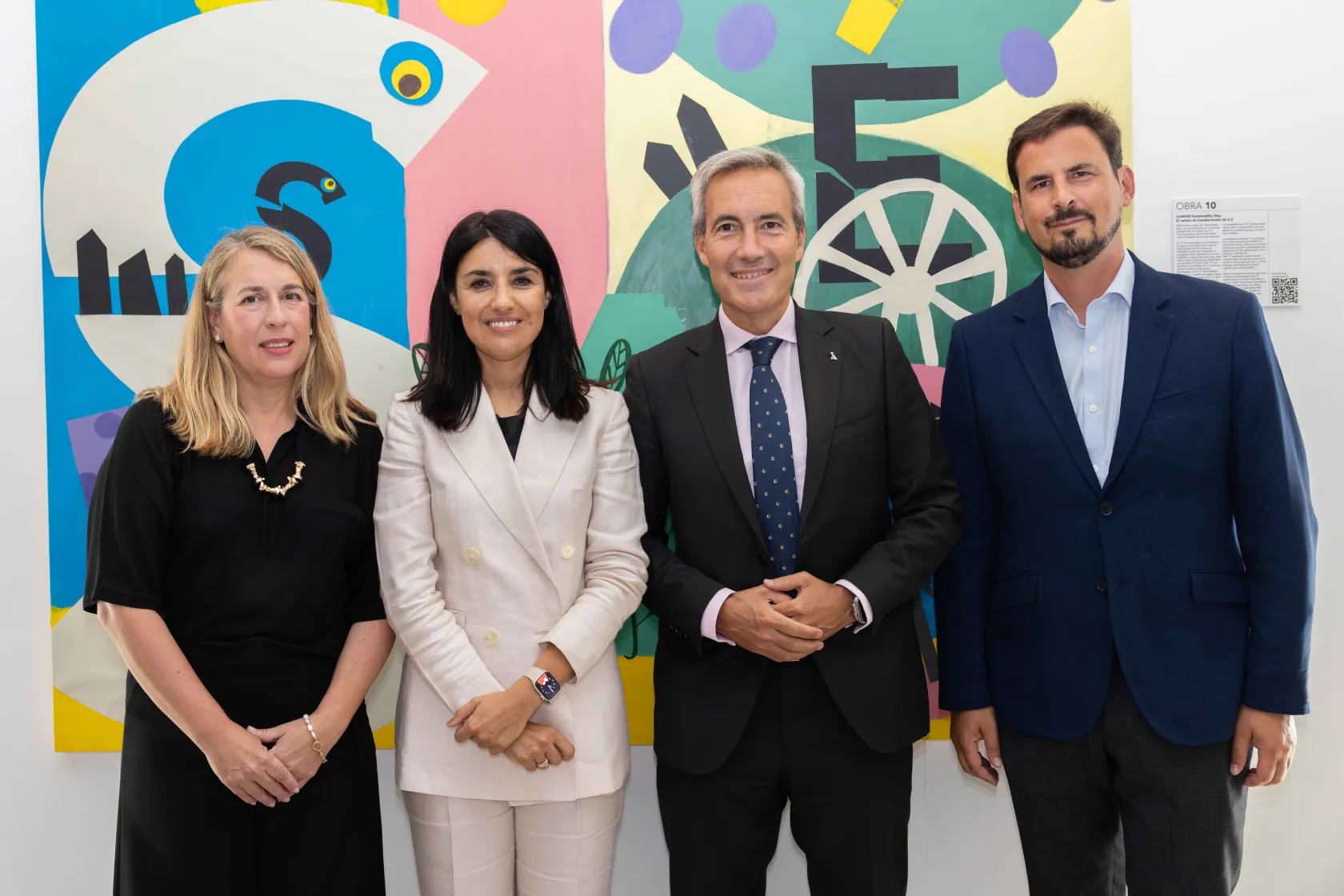 De derecha a izquierda, la directora de La Casa de Carlota, Marian Marco; la directora de Sostenibilidad de ILUNION, Ana María López de San Román; el consejero delegado de ILUNION, Alejandro Oñoro; y el director del Círculo de Bellas Artes, Valerio Rocco., delante del cuadro final que cierra la exposición.