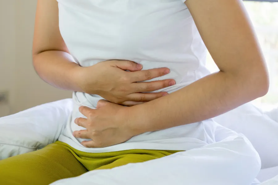 Mujer quejándose de la diástasis abdominal
