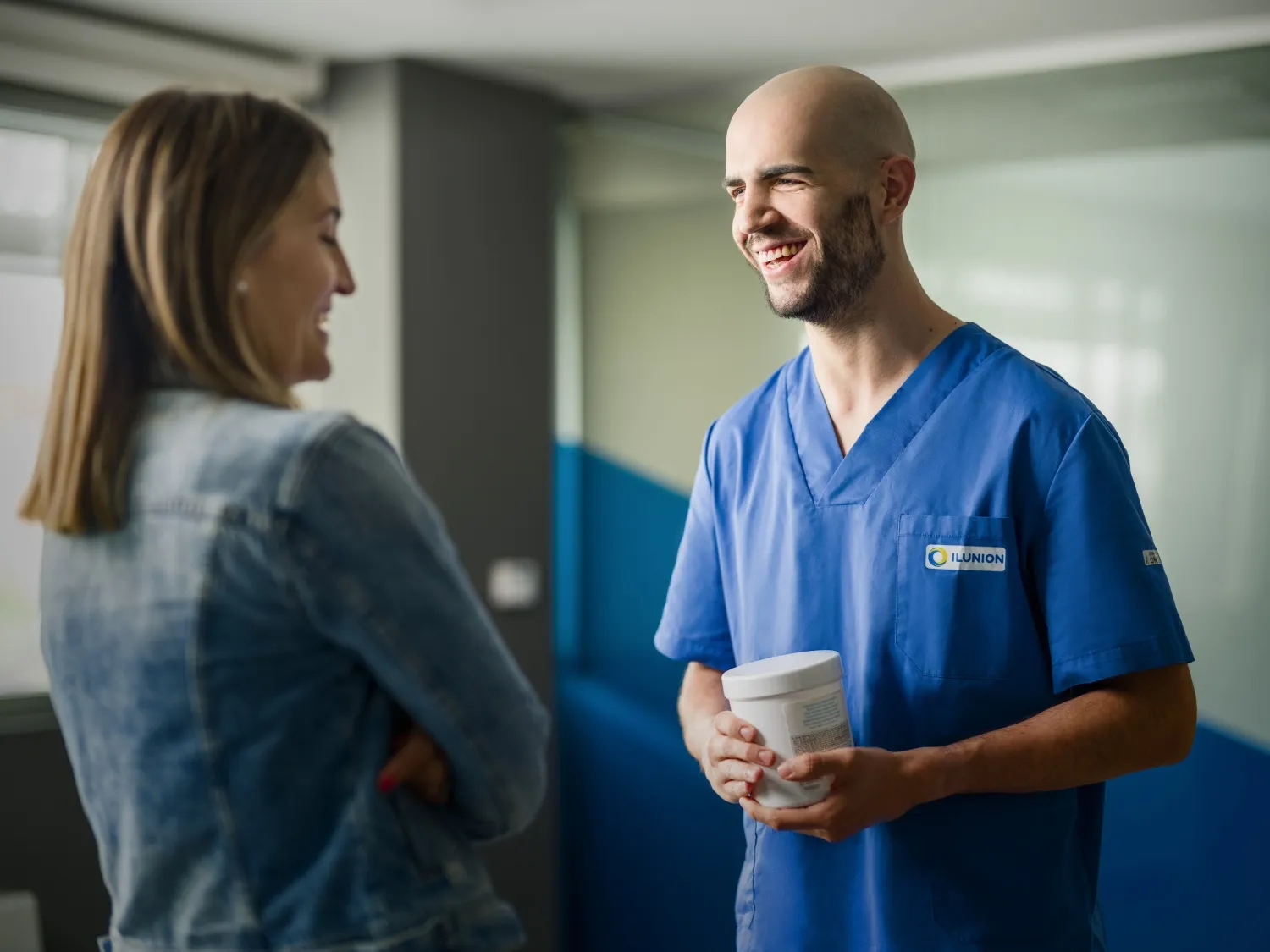 Fisioterapeuta de ILUNION hablando con una paciente