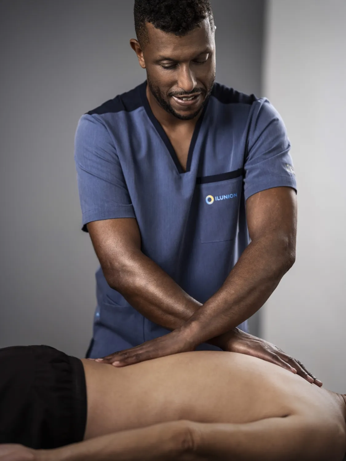 fisio de ILUNION en una consulta