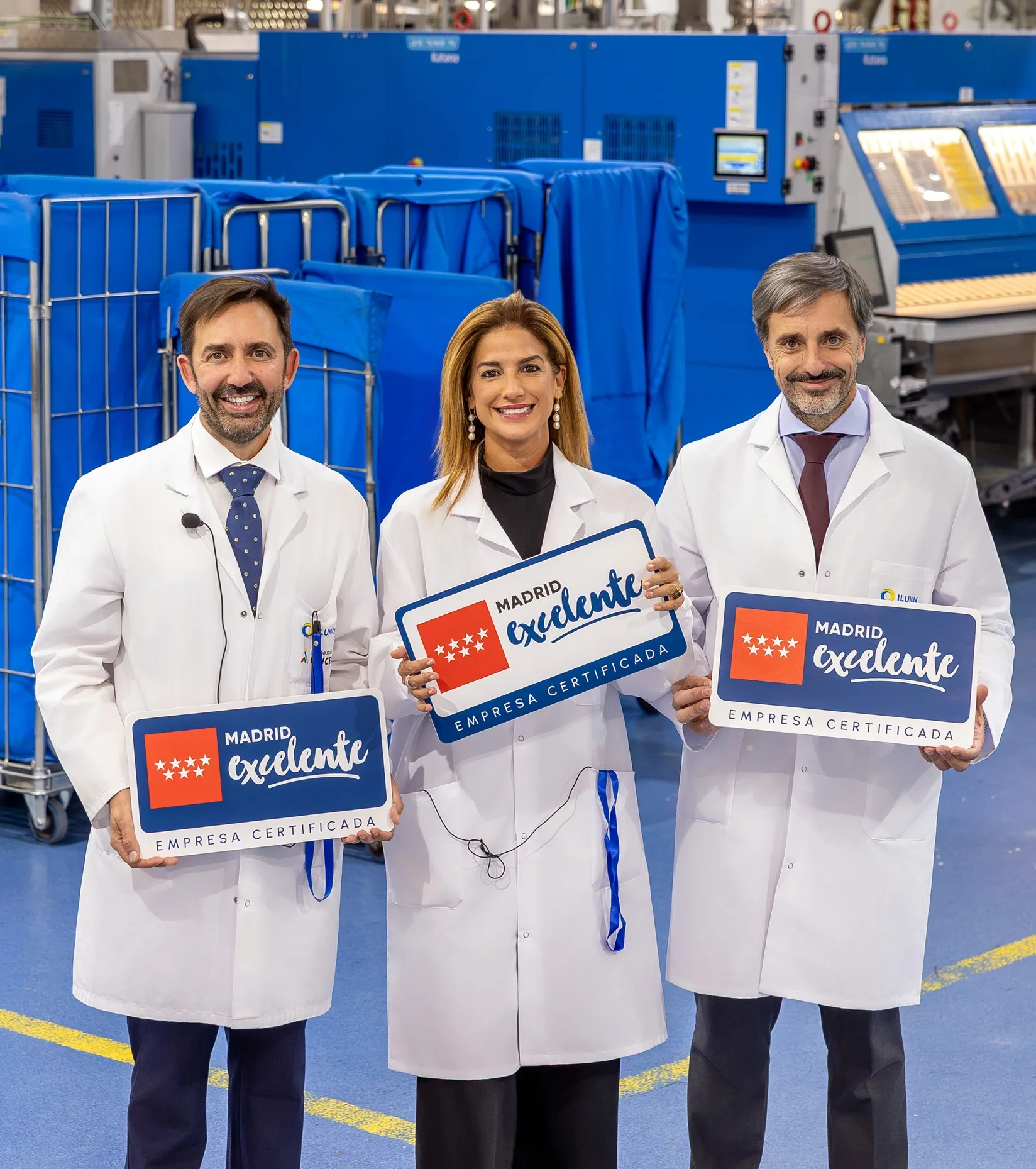 Fotografía de familia tras la entrega del sello Madrid Excelente