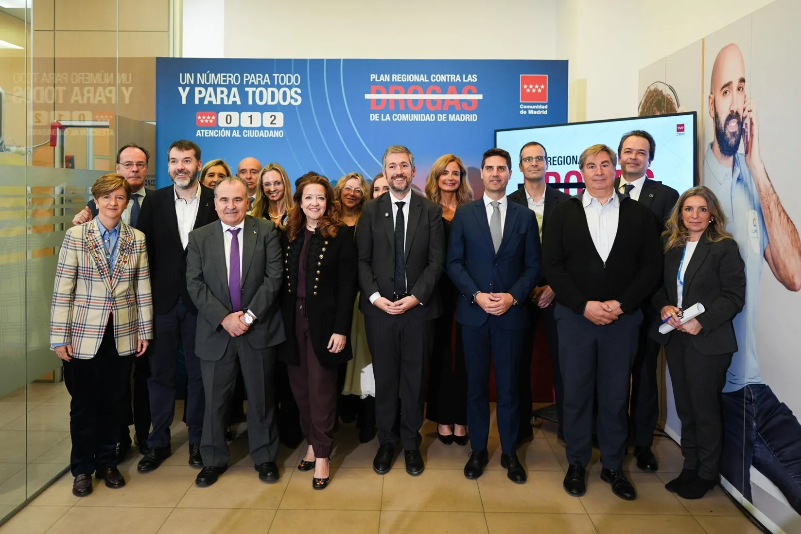Fotografía de familia del consejero de Presidencia, Justicia y Administración Local, Miguel Ángel García Martín, junto con las personas que le acompañaron en la visita a la plataforma del 012