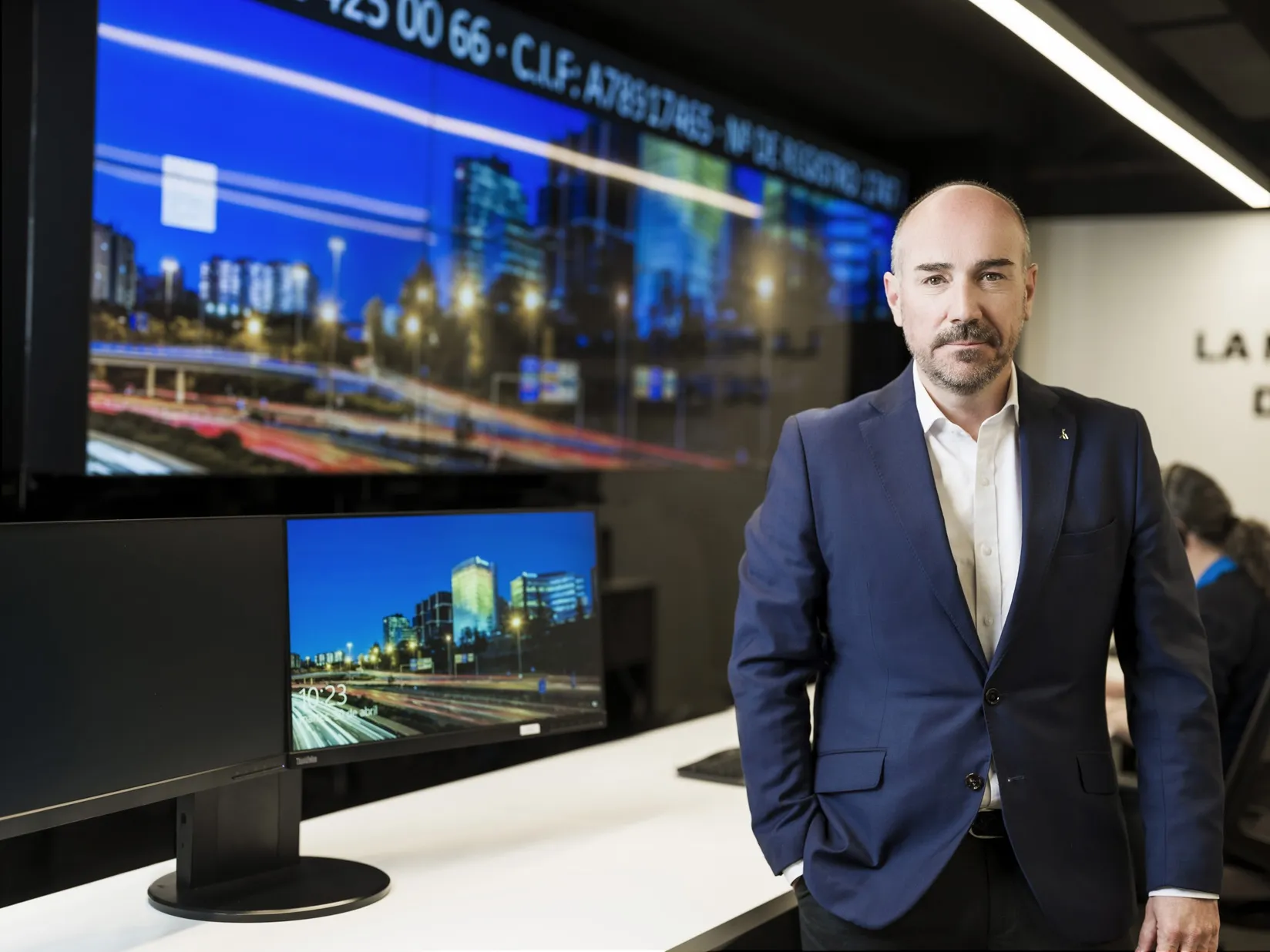 Fotografía de Jaime Calzado frente a una pantalla de vigilancia en la que se observa el edificio de Torre ILUNION, en Madrid