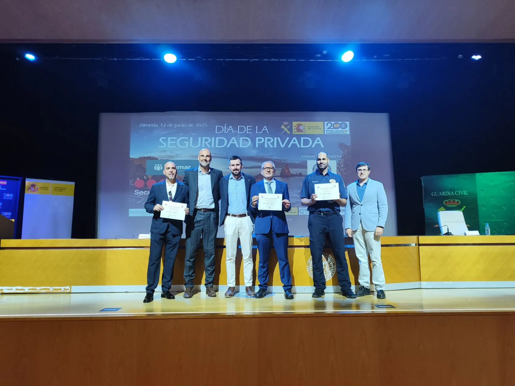 Fotografía de familia con los vigilantes de seguridad de ILUNION distinguidos en Almería