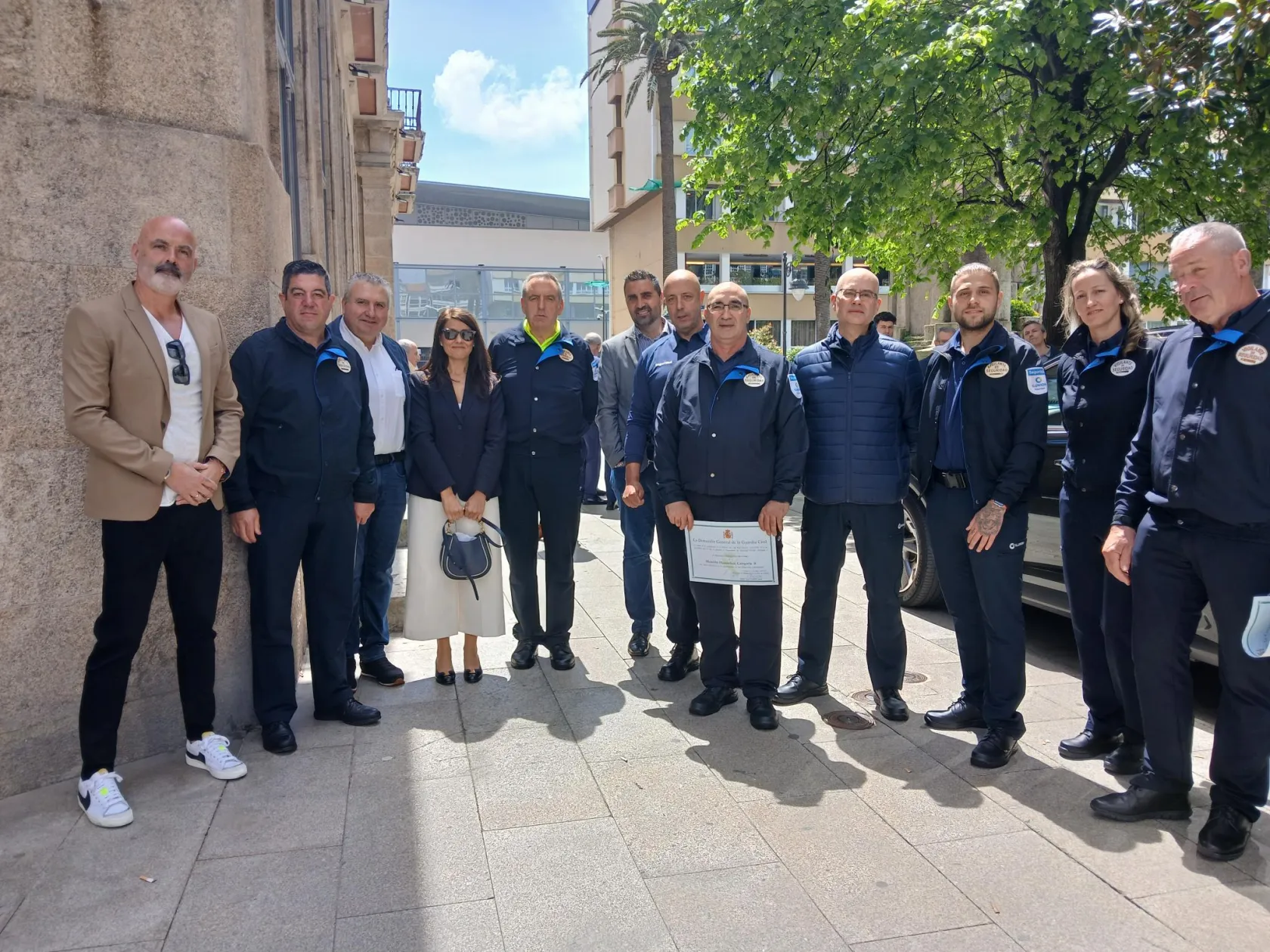 Fotografía de familia de los vigilantes de seguridad distinguidos en Pontevedra