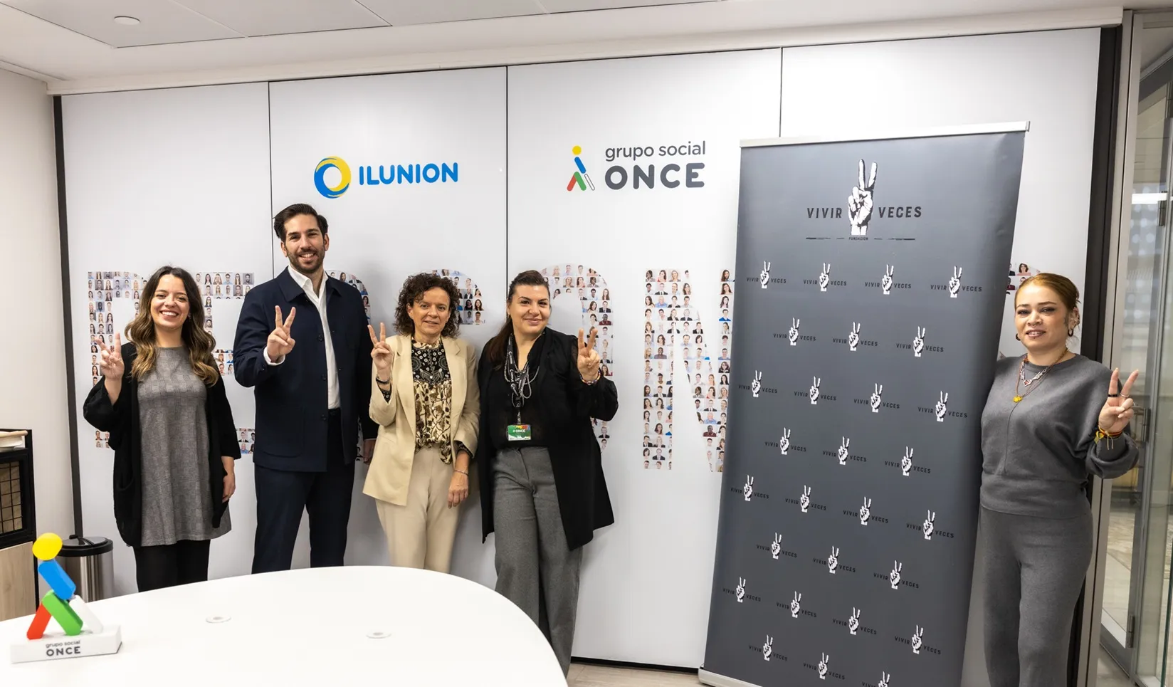 Fotografía de familia con representantes de ILUNION y Fundación Vivir Dos Veces tras la firma del acuerdo