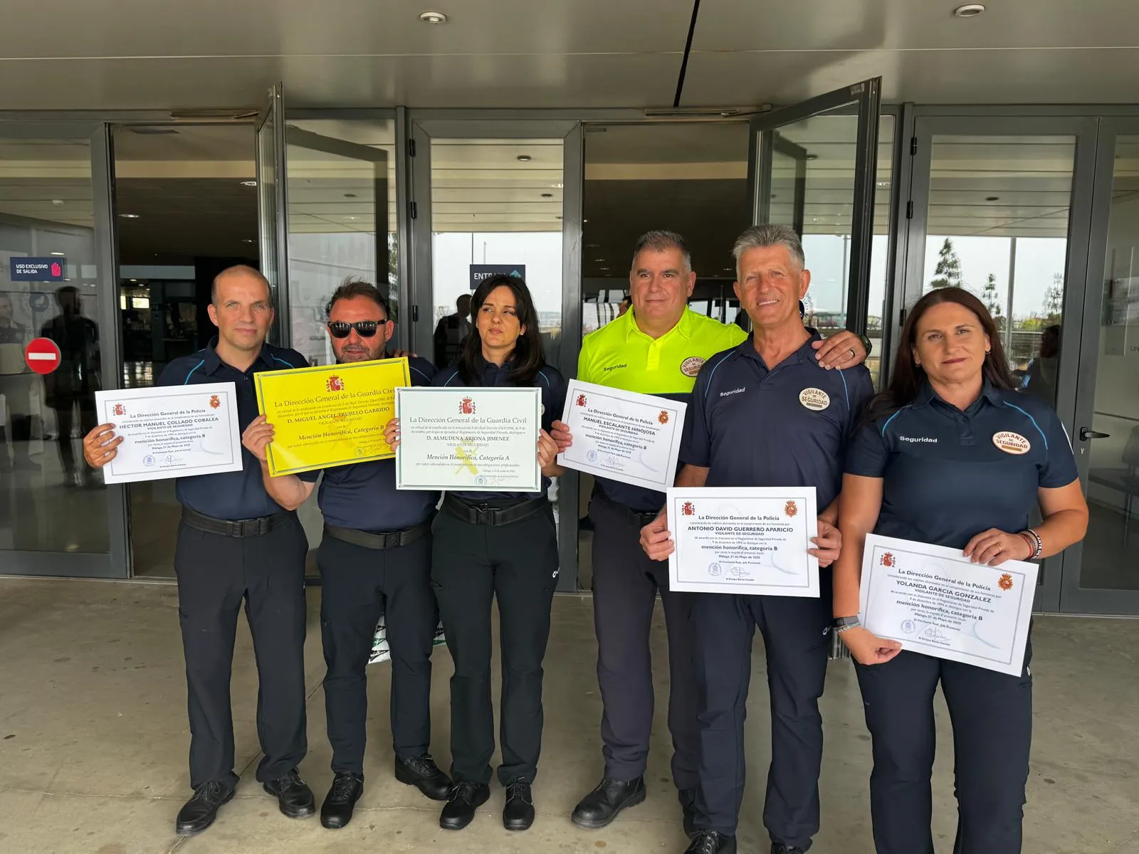 Fotografía de familia de los vigilantes de seguridad de ILUNION distinguidos en Málaga