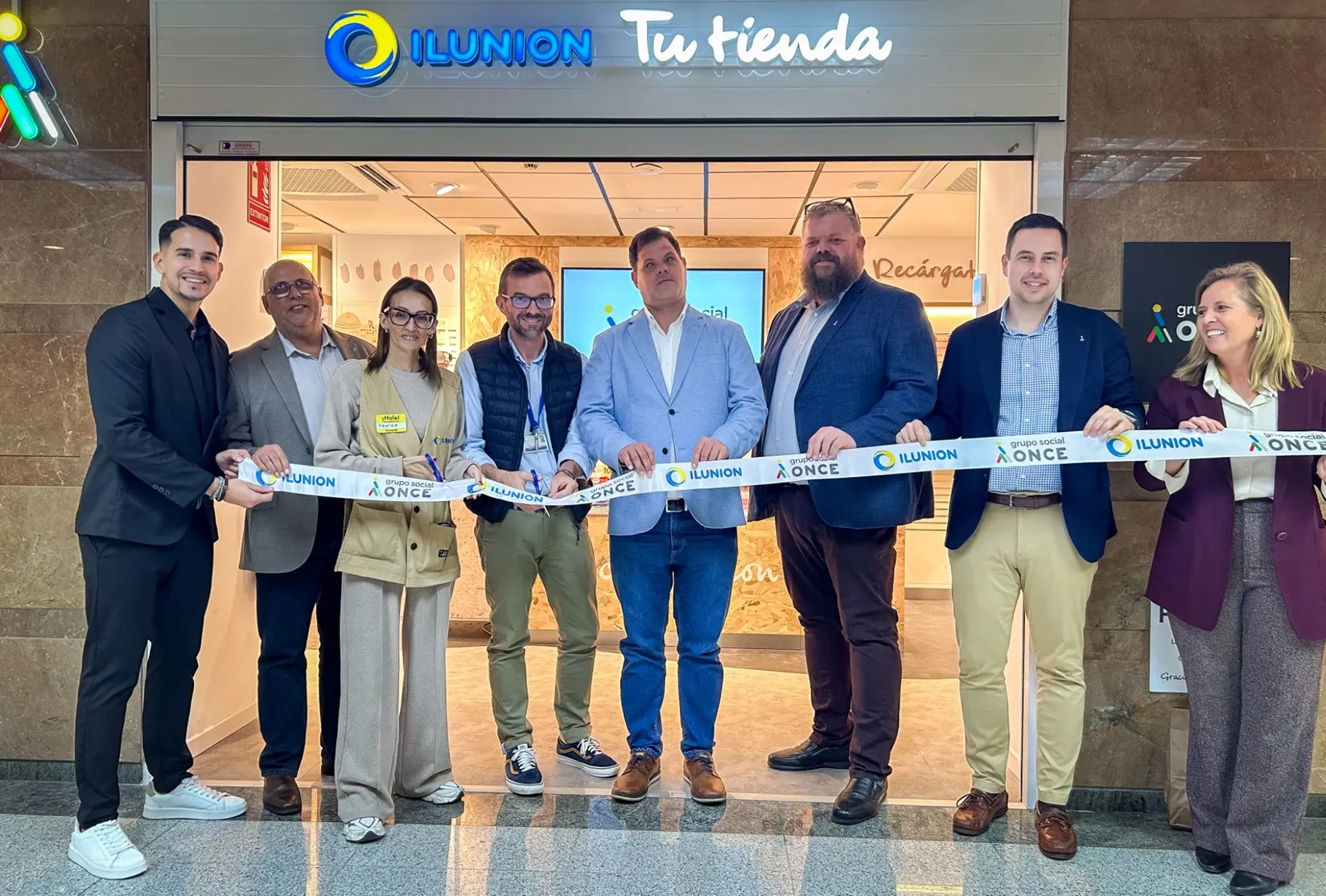 Fotografía de familia del momento de la reinauguración de la tienda hospitalaria de La Candelaria