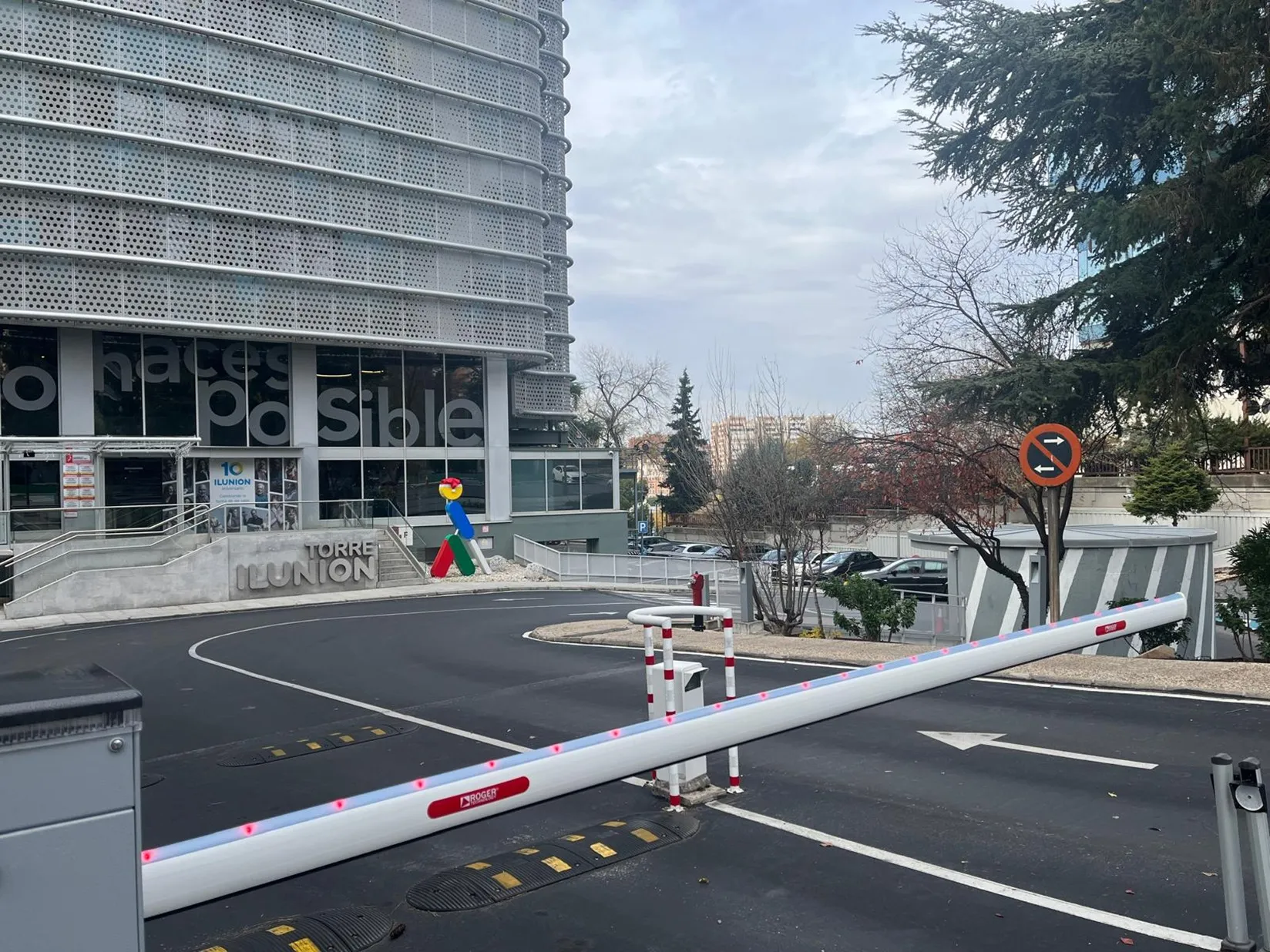 Entrada al aparcamiento de Torre ILUNION