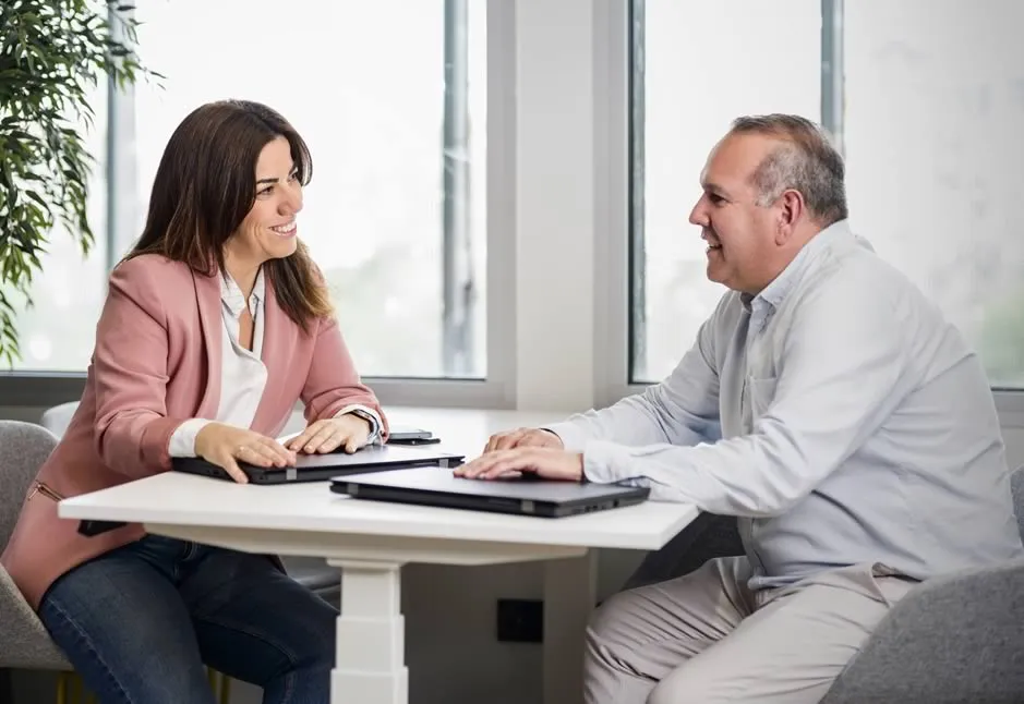 Dos personas creativas reunidas