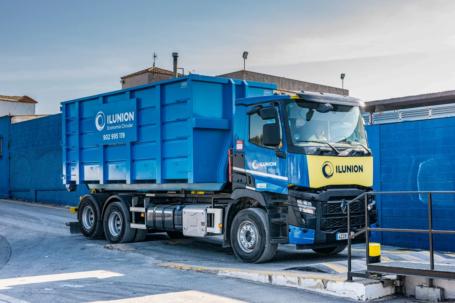 Un camión de ILUNION Economía Circular