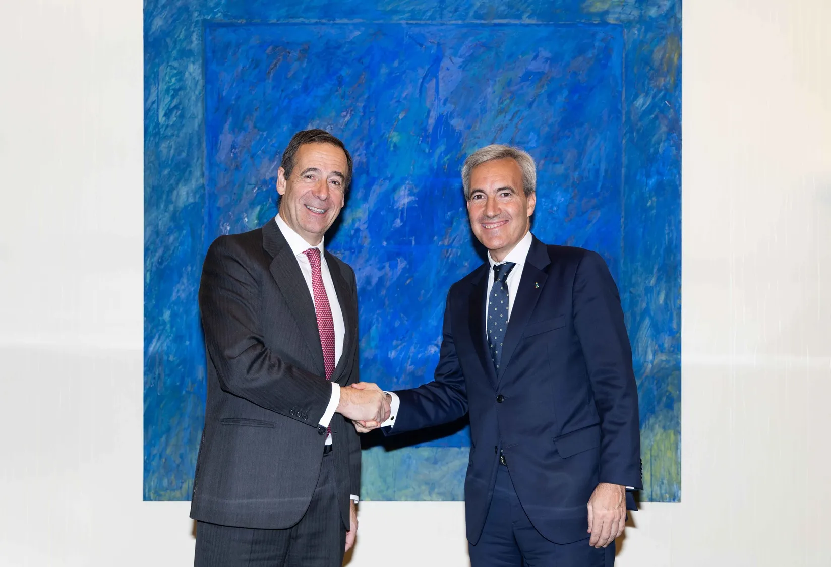 De izquierda a derecha, Gonzalo Cortázar y Alejandro Oñoro se dan la mano tras la firma del acuerdo.