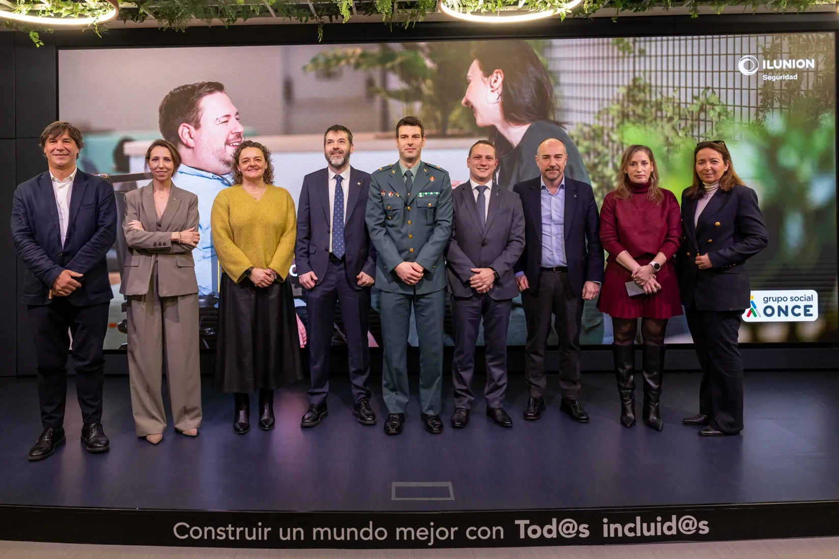 Fotografía de familia de todos los participantes en la jornada de ILUNION Seguridad sobre delitos de odio hacia personas con discapacidad